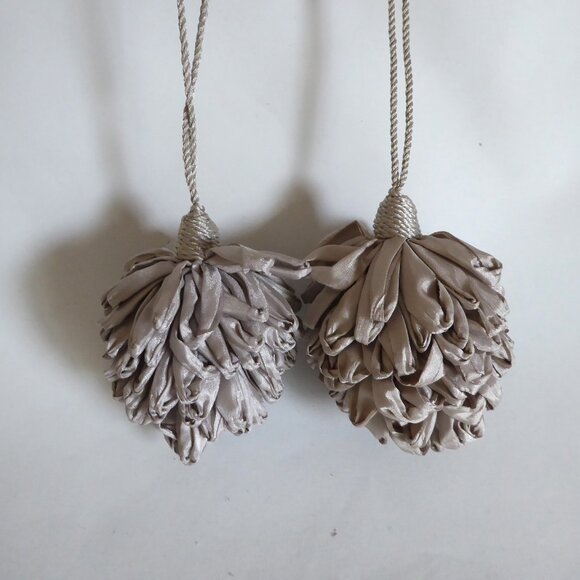 NEW 4” DECORATIVE ACCENT SILVER SATIN RIBBON PINECONE TASSEL SET - Picture 3 of 6